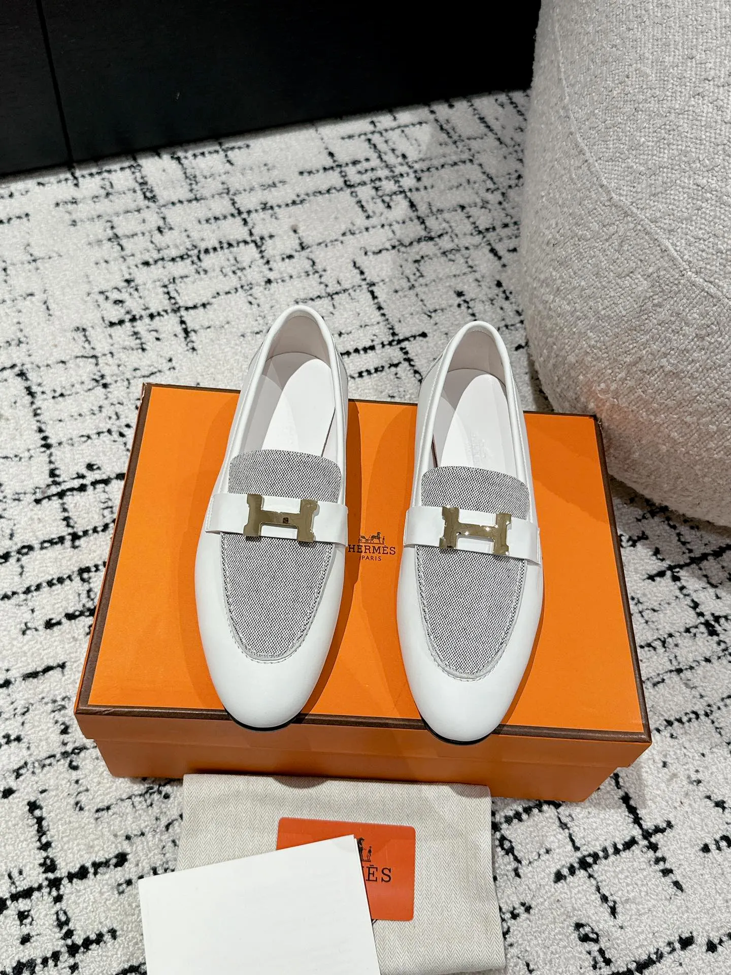 👟👟Ex-factory price 720👟👟 (top version) Hermes/25ss classic model is undoubtedly the leader in luxury goods. Every single product is very popular‼ ️Although the styles are few, they are more refined and more classic. They never go out of style. They are a brand that maintains and appreciates value. It is rare to have such a reputation in consumer goods sincerely! This pair of shoes is a classic style of this brand. It is decorated with metal buckles exclusive to Hermès. It is a classic that has become more and more beautiful over the course of history. We will bring out some goods from the channel in small quantities! The leather feels very, very soft and feels like baby skin! Feel the luxury! Supplies are huge! ✔️Material: imported sheepskin upper ✔️Inner lining/foot pads: imported sheepskin ✔️Outsole: genuine leather ➕tpu bottom ⚠️ ✔️Size: 35/36/37/38/39 (40/41/42 can be ordered)